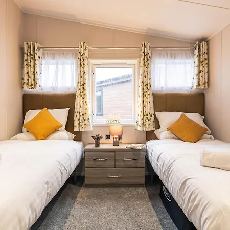 Lodge Honeysuckle With Hot Tub York