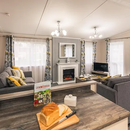 Honeysuckle With Hot Tub Lodge York