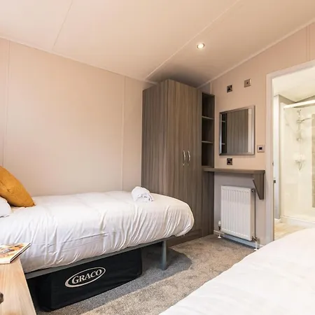 Lodge Honeysuckle With Hot Tub York